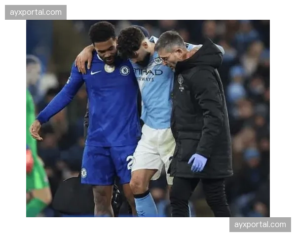 镜头捕捉：曼城后卫格瓦迪奥尔完成关键拦截后，向看台做出的握拳手势